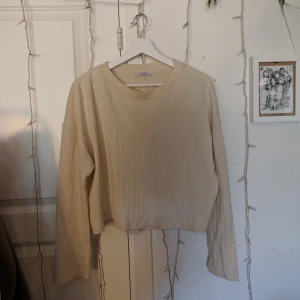  - Crop top från Zara, lite nopprig. Kan mötas upp eller frakta gratis!
