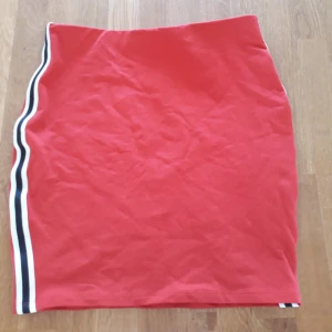  - Jag säljer dess två jättefina kjolar eftersom de tyvärr inte är alls min stil. Den röda är i L och den svarta i M. Du får båda tillsammans för det är enklare och du får dem för endast 150 ihop !! Det är olika modeller därför är de olika storlekar men jag har normalt M i kjolar så de ska passa på personer med M eller L eftersom de är väldigt töjbara, Köparen står för frakten men jag kan mötas upp i Kalmar området. Hör av dig om du är intresserad eller har frågor!! :D