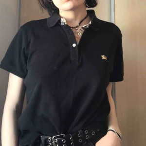  - Piké från Burberry, strl xxl barn så typ S-M skulle jag säga. Frakt ingår i priset