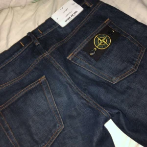  - KAN BYTAS . Stone island jeans nydligen inköpta men för stora.  GIVETVIS ÄKTA CLG code och qr kan sickas vid förfrågan.   Kan fraktas över hela Sverige  CAN BE SHIPPED    Nyskick Inga som helst hål eller trasiga sömmar.  Fler bilder kan skickas.