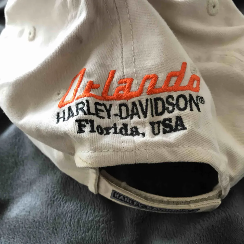 Coolaste vintage Harley Davidson kepsen, med flames o logga! Är justerbar i storleken så passar de flesta. Iom vintage behöver den tvättas, går i tvättmaskin. Aldrig använd av mig :). Övrigt.