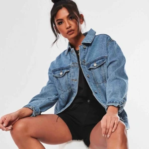  - Jeans jacka oversize, aldrig använd, bara testad. Ett litet ”slit parti” på baksidan längst ner (titta sista bild), annars som ny! 