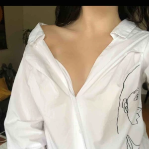  - Säljer nu vidare denna fina skjorta som jag köpt här på plick då den inte passade mig! Den är lite off shoulder! Bara provad så i helt nytt skick!! Kan mötas upp i Göteborg, annars betalar köparen frakt! Betalning sker via Swish!💓❤️✨