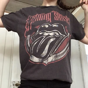  - Rolling Stones tröja. Mjuk, välanvänd men i fint skick. Möts upp i Örebro (eller Katrineholm där jag är med jämna mellanrum) eller skickas men då står köparen för frakt.