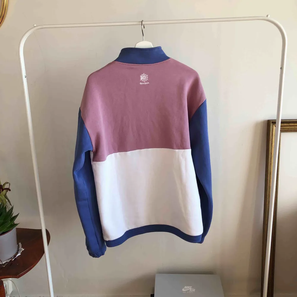 Reebok tröja med zipkrage. Pastellblå-, rosa och vit färg. Storlek M. Nypris 1099. Använd en gång.. Tröjor & Koftor.