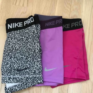  - 70kr/st eller alla för 190kr, alla är i storlek XS (frakt tillkommer) 