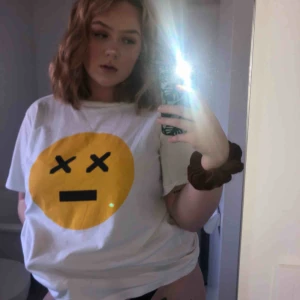  - Såå snygg oversized T-shirt med ballt tryck! Har för många tröjor helt enkelt så säljer denna.  Frakt: 39kr 