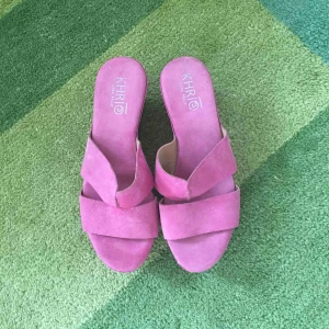  - Vackra rosa sommarskor från Khrio.