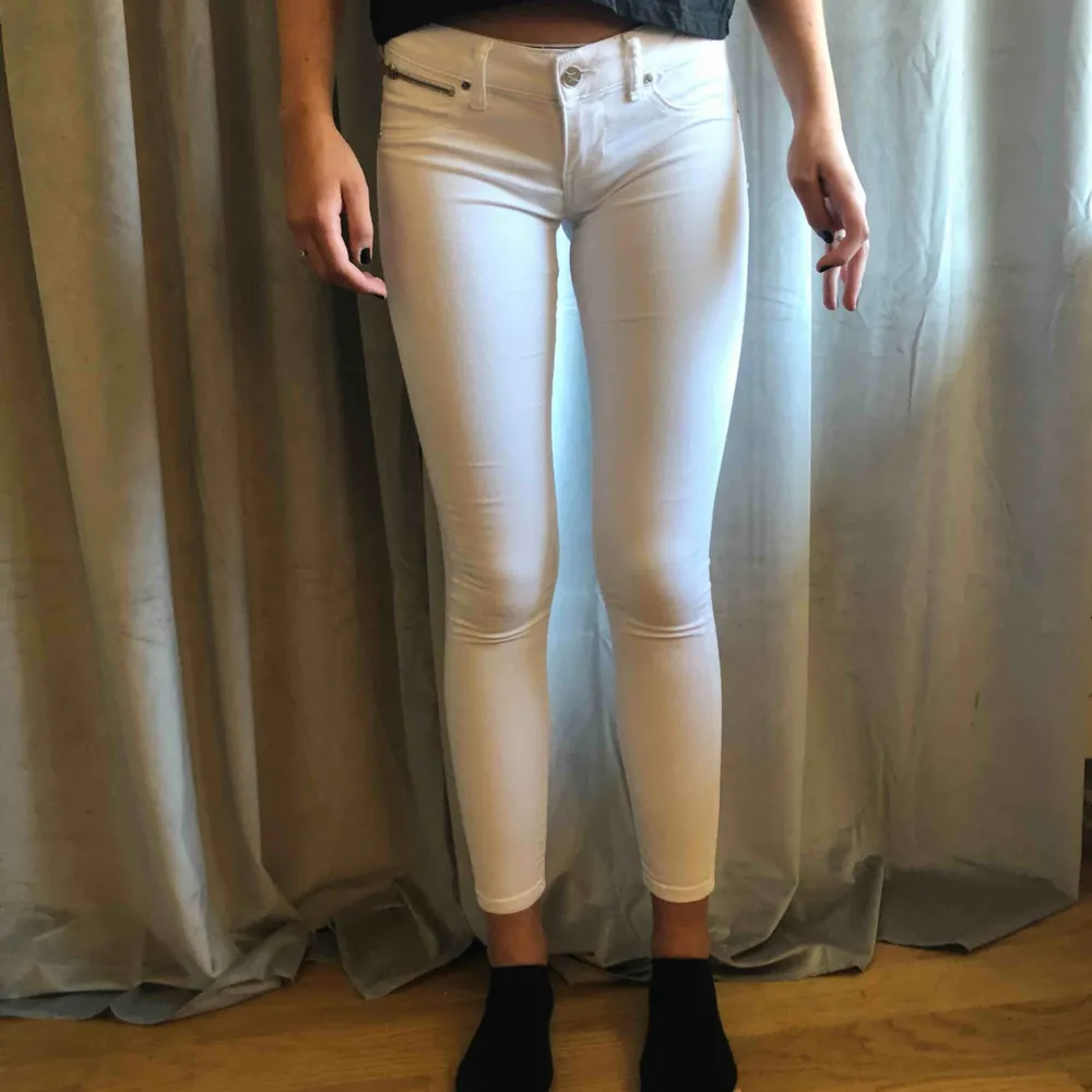 Vita jeans från bikbok. Lågmidjade och ankellängd. Köparen står för frakten!. Jeans & Byxor.