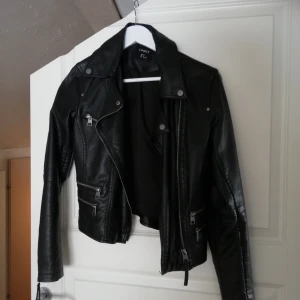  - Skitsnygg jacka i skinn-imitation. Bara blivit använd 2 gånger så den är i väldigt bra skick. Står att den är i storlek 38 men passar bäst på storlek S. 