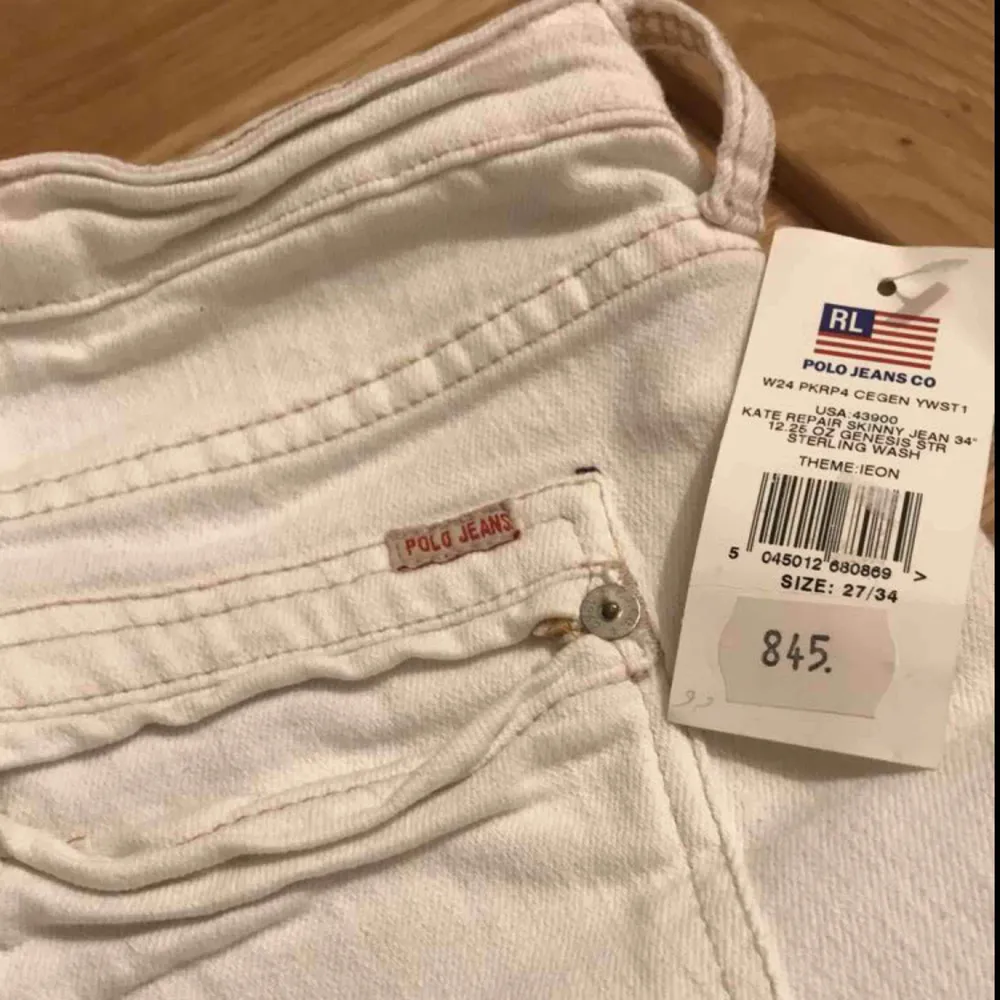 Säljer mina vita oanvända polo jeans som inte är använda alls, prislapp är kvar.  Möts upp i Göteborg eller fraktar!. Jeans & Byxor.