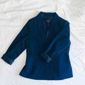  - Välanvänd mörkblå blazer/kavaj, saknar en knapp men är annars i toppskick! Sätt på en ny knapp eller ha den öppen som jag för en avslappnad look 