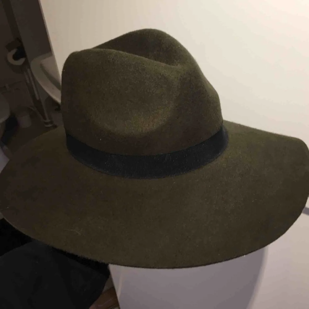 Mörkgrön hatt från Bikbok 🌸. Accessoarer.