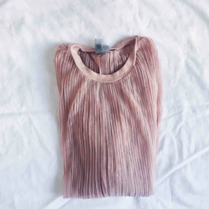  - Vackert rosa/persikofärgat plisserad tröja. See through och öppen i ryggen! 