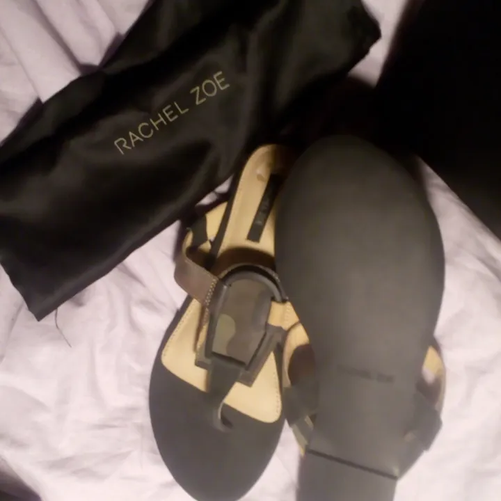 Helt nya oanvända sandaler från Rachel Zoe, passade inte min fot, kommer med originalbox o dustbag, dom är verkligen jättesnygga camoflage färger. Nypris 1.695kr, säljer mkt billigt helt nya skor för 895kr!!!. Skor.