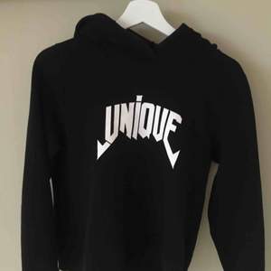 Svart hoodie med texten ”unique” stor luva och mysig inne i tröjan. Köparen står för frakten:)