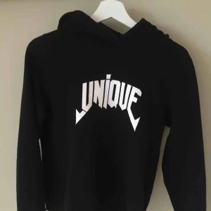  - Svart hoodie med texten ”unique” stor luva och mysig inne i tröjan. Köparen står för frakten:)