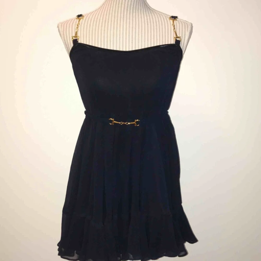 Mörkblå Ida Sjöstedt klänning i modellen ”shady dress” Endast använd vid ett tillfälle så den är i fint skick! 🌟🌟 axelbanden är uppsydda några cm men går att sprätta upp om så önskas  Frakt på 55 kr tillkommer. Klänningar.
