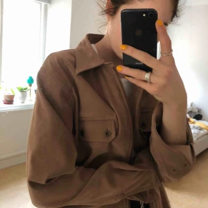  - Oversize skjorta i mockaimitation. Vintage från beyond retro. Hämtas upp i gamla stan eller fraktas mot 55kr 🌹🌹