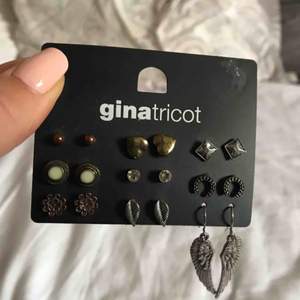 • Örhängeskarta från Gina Tricot •  9 par örhängen från Gina Tricot, mycket sparsamt använda!  20 kr + frakt