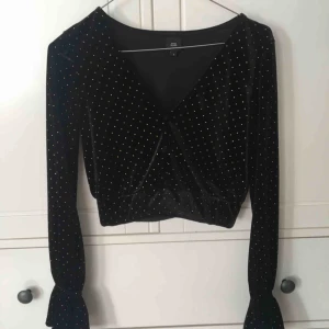  - sammets topp med gulddetaljer och volangärmar. använt mycket sparsamt så i bra skick! OBS! fraktar ej, möts upp i stockholm💓