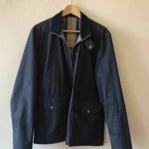  - Barbout Reversable vår/sommar-jacka i trevligt använt skick. Kan hämtas i Uppsala eller skickas mot fraktkostnad spårbart 63 sek 