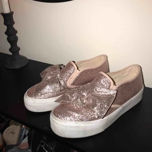  - Glittriga skor från ASOS, använda ca 3 gånger. Nypris 340kr   Möts i Stockholm city eller skickas, köparen står för frakten. Pris kan diskuteras