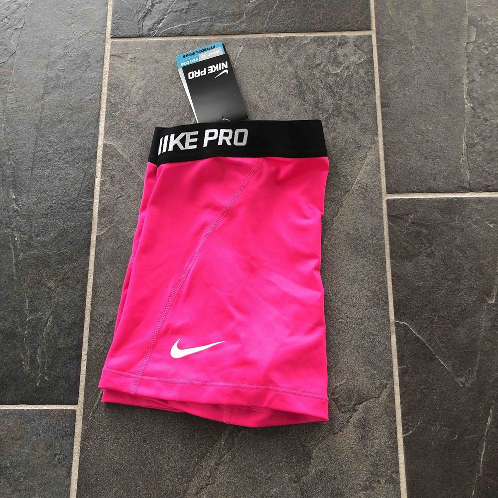 Rosa NikePRO-shorts. Sprillans nya och har aldrig blivit använda, prislappen är kvar. Köpta för 249, säljer för 100 kr+frakt. 💗. Shorts.
