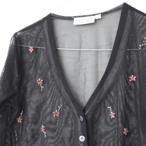 Fin gammal H&M kofta med broderi. Köpt 2hand, fortfarande nyskick!  - Fin gammal H&M kofta med broderi. Köpt 2hand, fortfarande nyskick! 