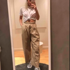  - Supersnygga beiga byxor! Finns även ett beigt skärp som man får till! Bra skick knappt använda.