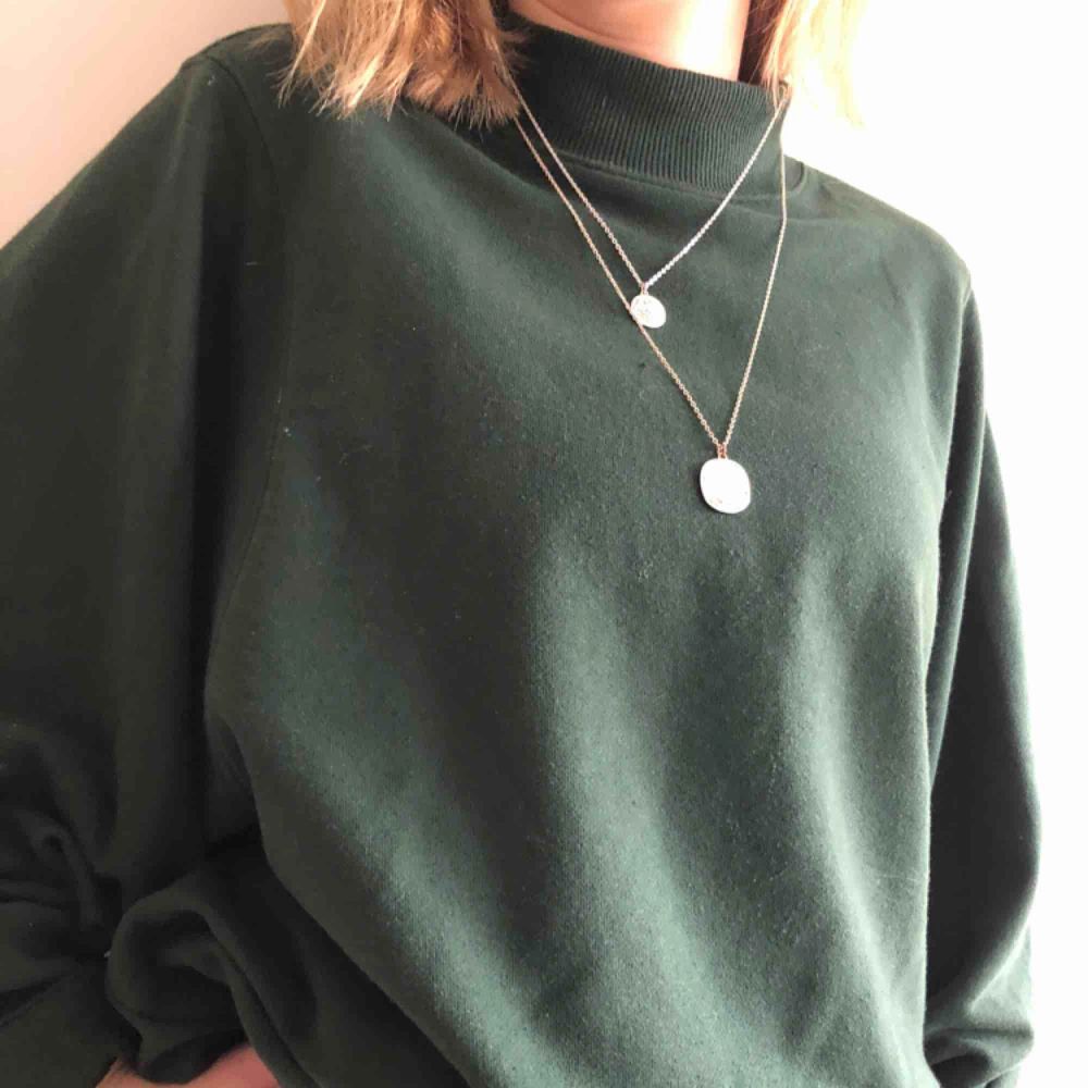 Säljer min snygga gröna sweatshirt från monki i bra skick! Den är oversized och har en lite tightare krage. Kan mötas upp, annars står köparen för frakten((;. Huvtröjor & Träningströjor.