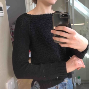  - En svart stickad tröja! Barnstorlek 146/152 men skulle säga att det är typ en XS! Kostar 70kr (fri frakt!!)💖