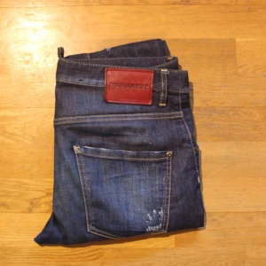  - Dsquared2 Sexy Kenny Twist i fint skick. Köpta i Italien för 4000kr Byxorna är i storlek 48, motsvarar 33-34