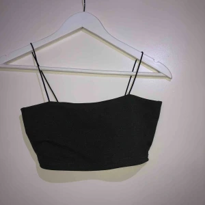  - Supersnygg topp, den är mörkgrön/militärgrön 