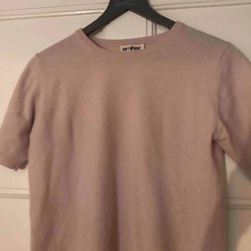 En härlig ljusrosa softgoat tröja! Har använts ett flertal gånger därför har jag satt ett så lågt pris (original pris är 1095kr!!) ett litet hål på sidan annars i bra skick. Cashmere. Frakt ingår som vanligt❤️❤️. Huvtröjor & Träningströjor.