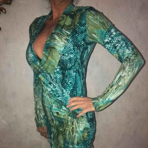  - Klänning använd 2 gånger, är i mycket fint skick.  Modell: 162cm, 54kg