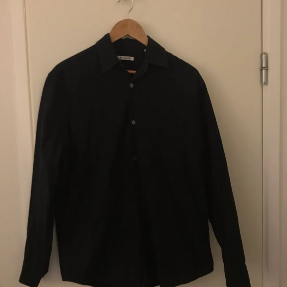 Säljer en svart skjorta från Our Legacy. Köpt ny för 1400kr. Säljer för 500kr. Storlek XS/44 men sitter som en medium eftersom den är oversized. Skjortor.