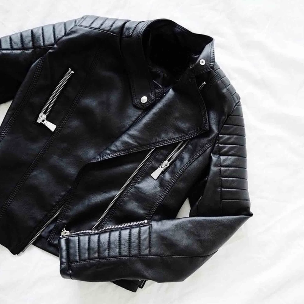 Svart skinnjacka från Chiquelle ”Moto Jacket” i storlek S. Jackor.