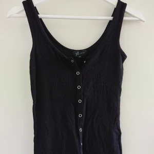  - Svart linne i storlek XS. Använd en gång. Mycket bra skick! 