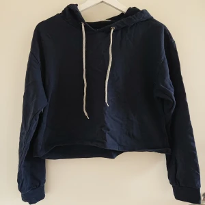  - Cropped Marinblå Hoodie i storlek S från MANGO. Mycket bra skick!