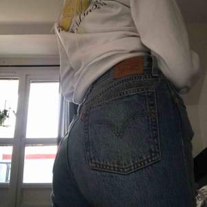 fina Levi’s jeans med lite slitningar köpta i butik, använda ett fåtal gånger🌟 köparen står för frakten💘