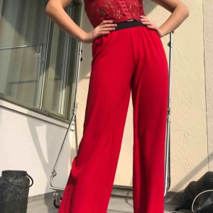  - Sjukt coola röda byxor i flowigt material. Köpta på humana. Står att det är storlek M men skulle säga att de även passar S. Är fler intresserade blir det budgivning. Frakt tillkommer. Annars möts vi på söder💙💙