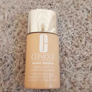  - Clinique foundation Even Better i färgen CN 08 Linen. Nypris 340kr på Kicks. Säljer pga nyansen är för ljus för mig. Har använt endast en gång.