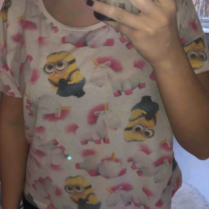  - En minion tröja men blank baksida, den är inte så stor i storleken + frakt