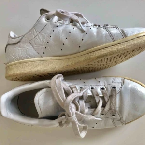  - Adidas Stan Smith helvita i strl 37 1/3, dock lite små i strl. Använda en säsong. Köparen står för frakt. 