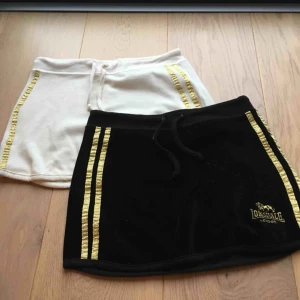  - Två korta jättesköna mjukiskjolar, som jag tyvärr växt ur :( 