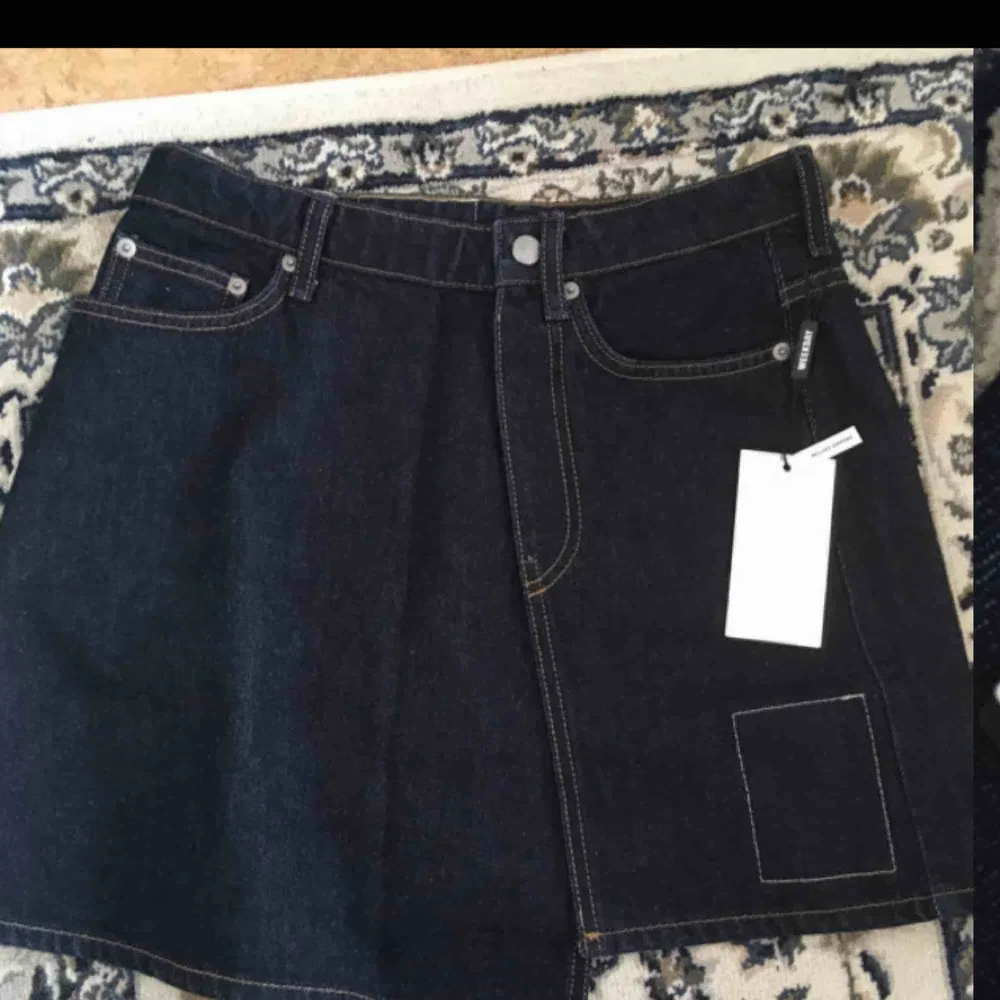 Helt oanvänd jeanskjol från Weekday. Limited edition i modell ”Nebraska skirt rinsed”. Säljer pga för stor. Kjolar.