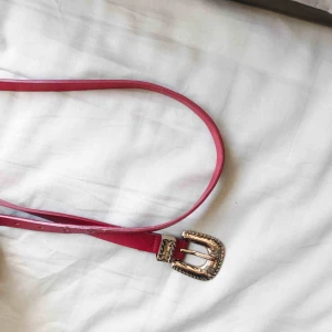  - Skärp från MANGO. Vet ej storlek. Skickas mot frakt eller möts upp i centrala Stockholm.