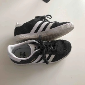  - Knappt använda adidas gazelle skor. De är mörkgrå och superfina men var tyvärr lite stor i storleken och blev för stor för mig.
