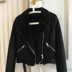  - Svart bikerjacka från Zara. Päls inuti, så superskön. Bra skick, inget trasigt, inga fläckar☺️☺️ Perfekta vårjackan, fina detaljer.